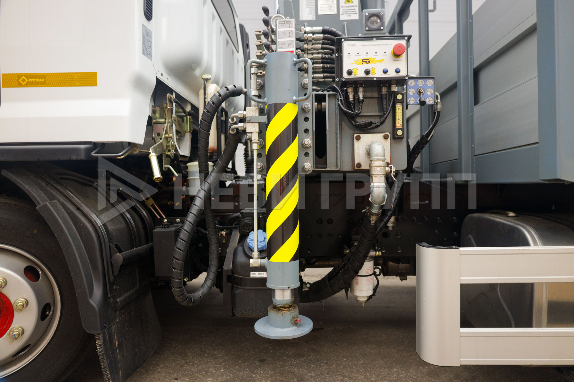 DONGFENG С120L Бортовой с КМУ
